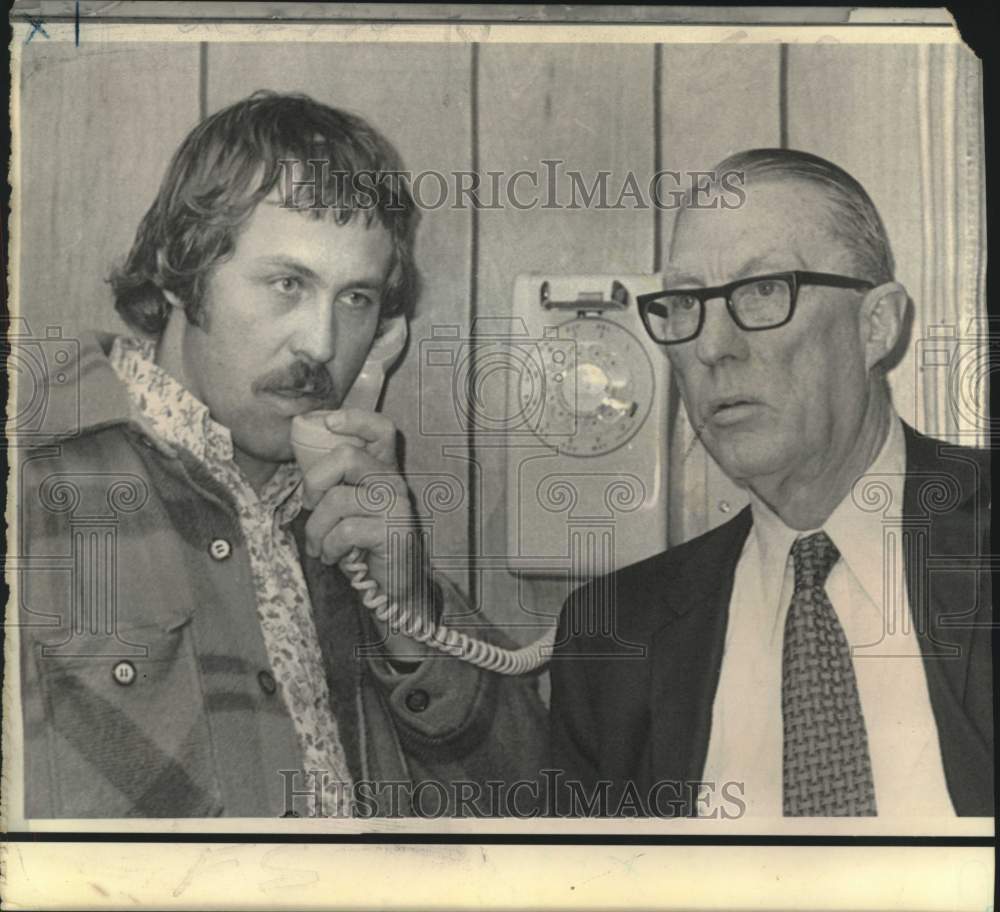 1974 Press Photo Catfish Hunter on he phone in lawyer&#39;s office - now10945- Historic Images