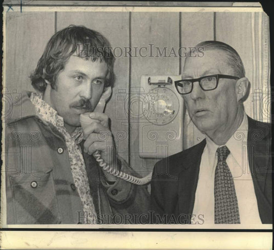 1974 Press Photo Catfish Hunter on he phone in lawyer's office - now10945- Historic Images