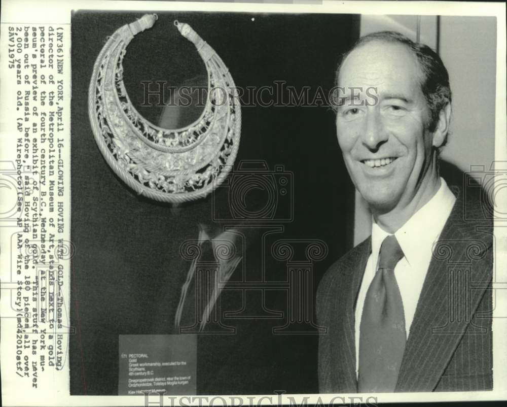 1975 Press Photo Thomas Hoving, Metropolitan Museum of Art with gold pectoral