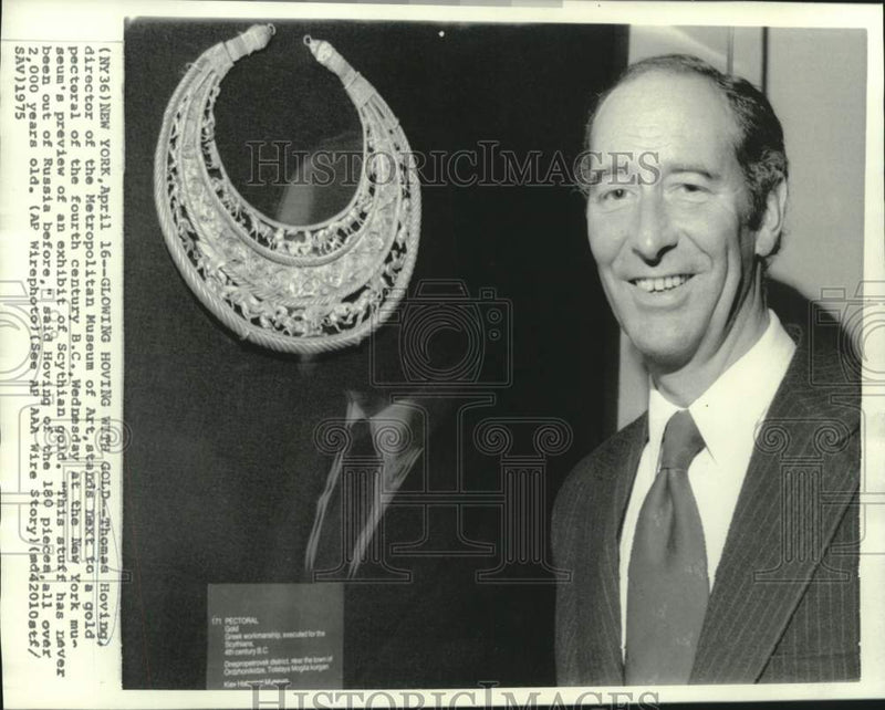 Load image into Gallery viewer, 1975 Press Photo Thomas Hoving, Metropolitan Museum of Art with gold pectoral
