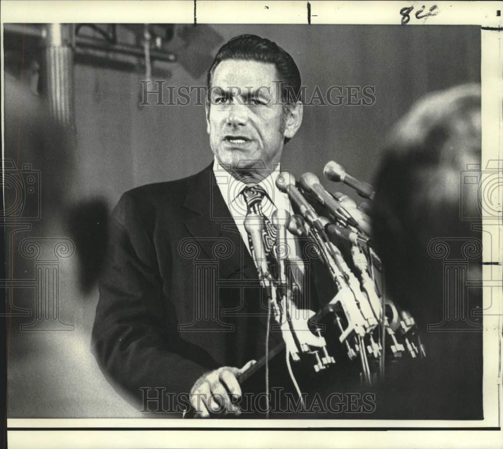 1971 Press Photo Senator Harold Hughes at news conference - now11064