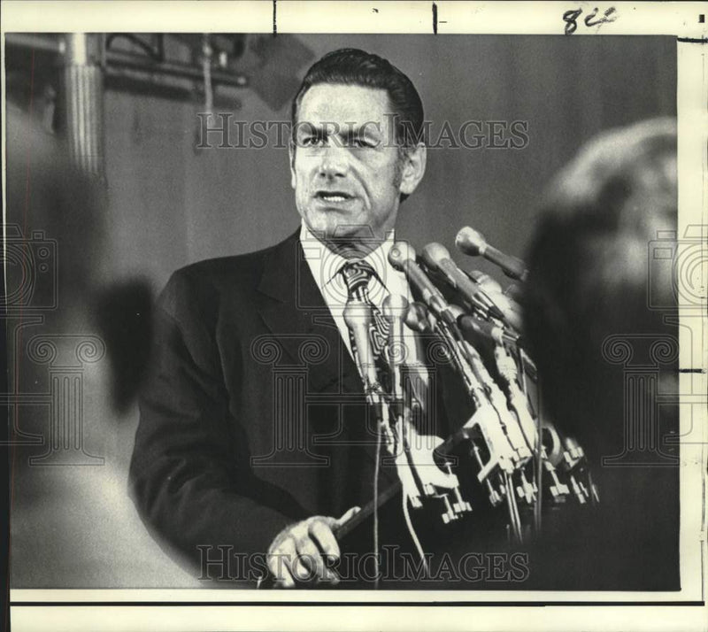 Load image into Gallery viewer, 1971 Press Photo Senator Harold Hughes at news conference - now11064
