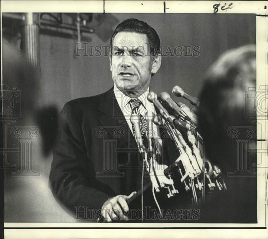 1971 Press Photo Senator Harold Hughes at news conference - now11064