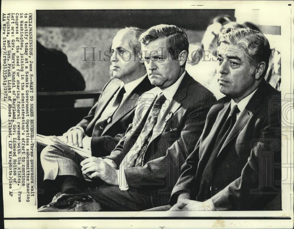 1971 Press Photo Governor Holton and others wait at Senate Government Operations