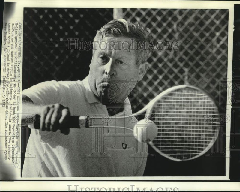 Load image into Gallery viewer, 1971 Press Photo Virginia Governor Linwood Holton on Williamsburg tennis court
