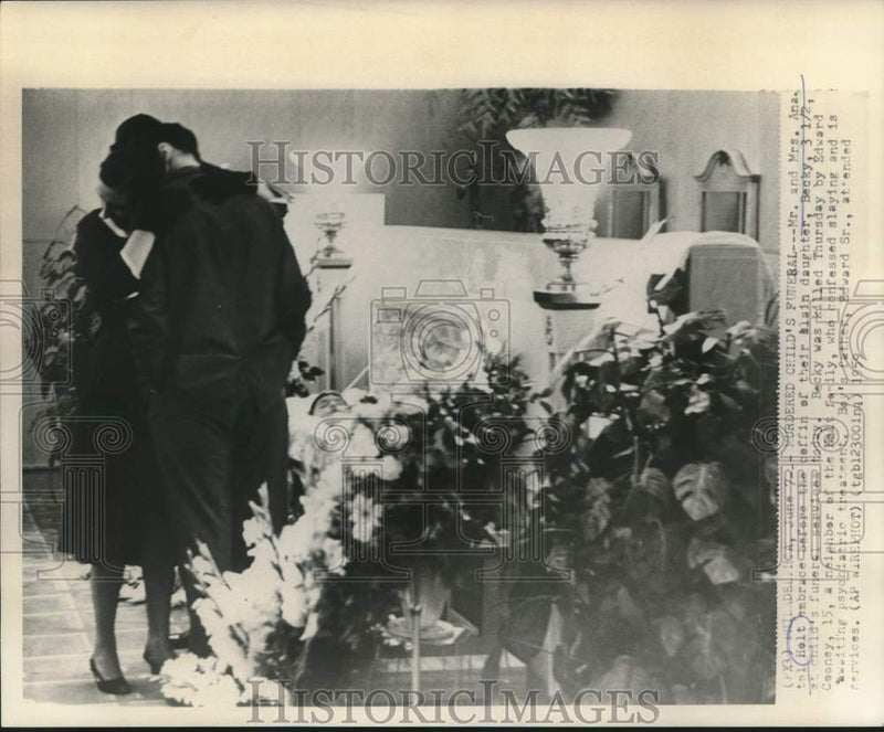 Load image into Gallery viewer, 1959 Press Photo Mr. and Mrs. Anatol Holt, parents of slain 3 1/2 year-old Becky
