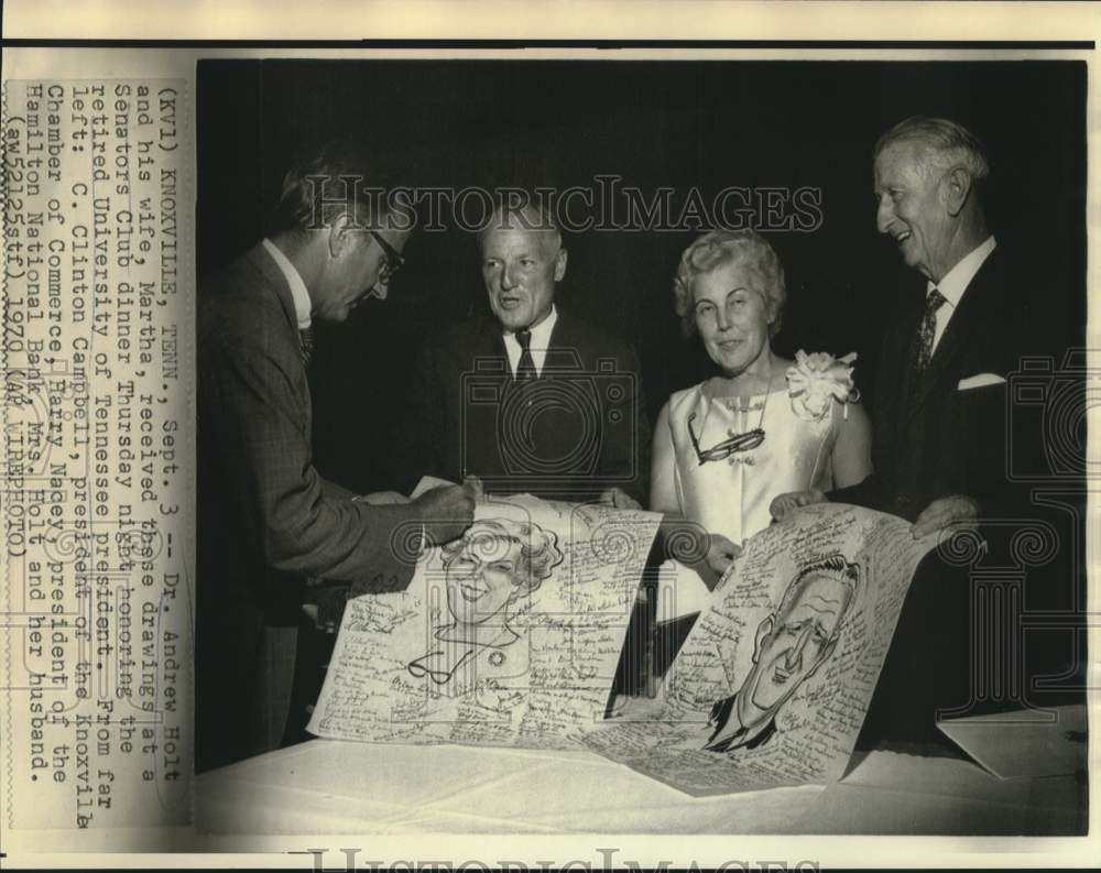 1970 Press Photo Dr. Andrew and Mrs. Holt presented autographed drawings in TN