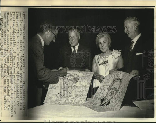 1970 Press Photo Dr. Andrew and Mrs. Holt presented autographed drawings in TN
