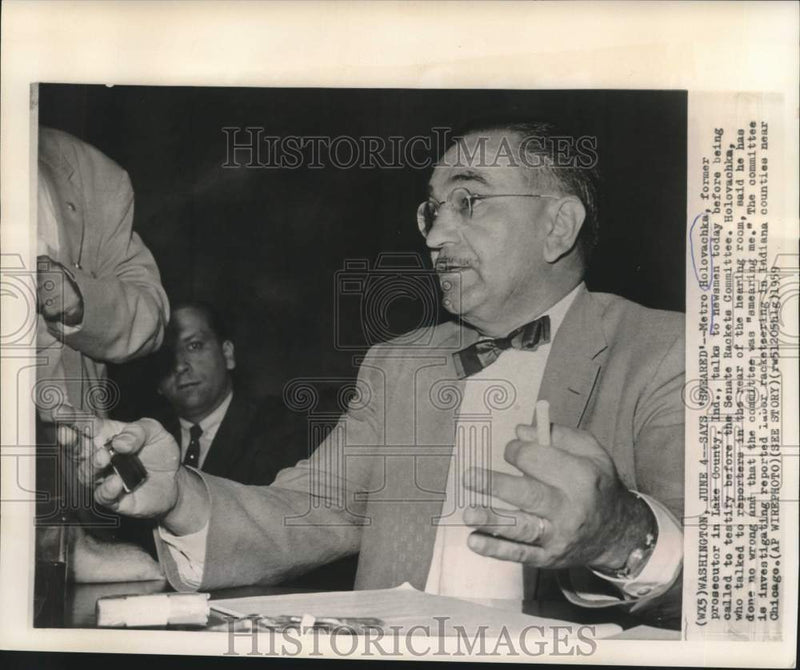 Load image into Gallery viewer, 1959 Press Photo Metro Holovachka with newsmen at Senate Rackets Committee.
