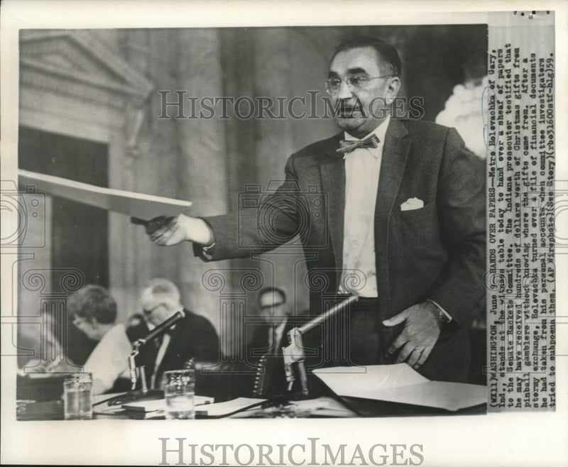 Load image into Gallery viewer, 1959 Press Photo Metro Holecachka hands over papers to Senate Rackets Committee
