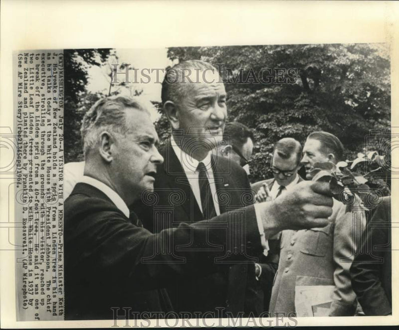 Load image into Gallery viewer, 1964 Press Photo Prime Minister Holyoake with Linden tree sprig, with Johnson
