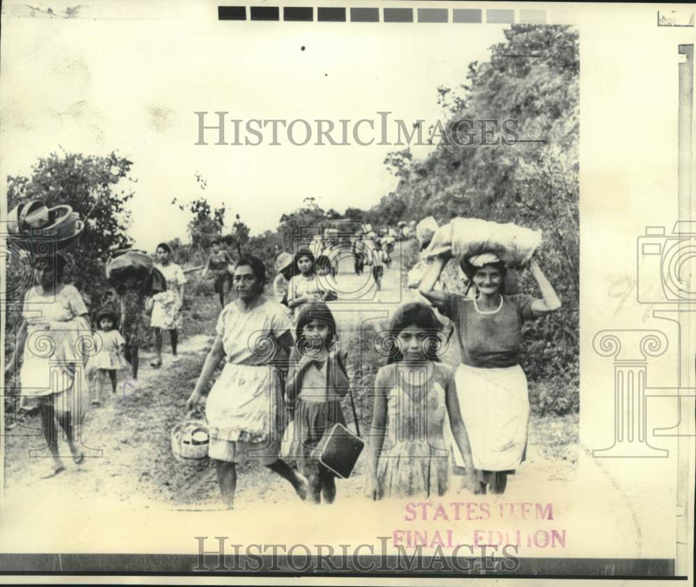 Press Photo Refugees leave villages toward safety in Guatemala - now11220