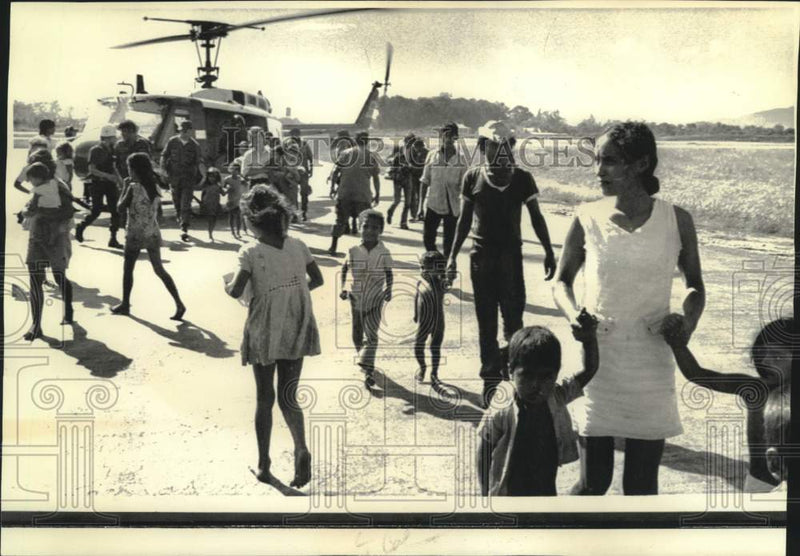 Load image into Gallery viewer, 1974 Press Photo Hurricane Fifi refugees leave helicopter in Mesa, Honduras
