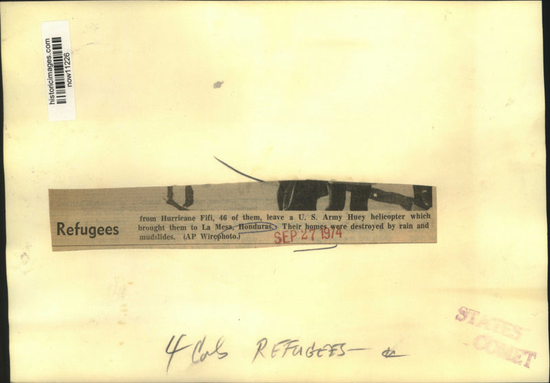 Load image into Gallery viewer, 1974 Press Photo Hurricane Fifi refugees leave helicopter in Mesa, Honduras
