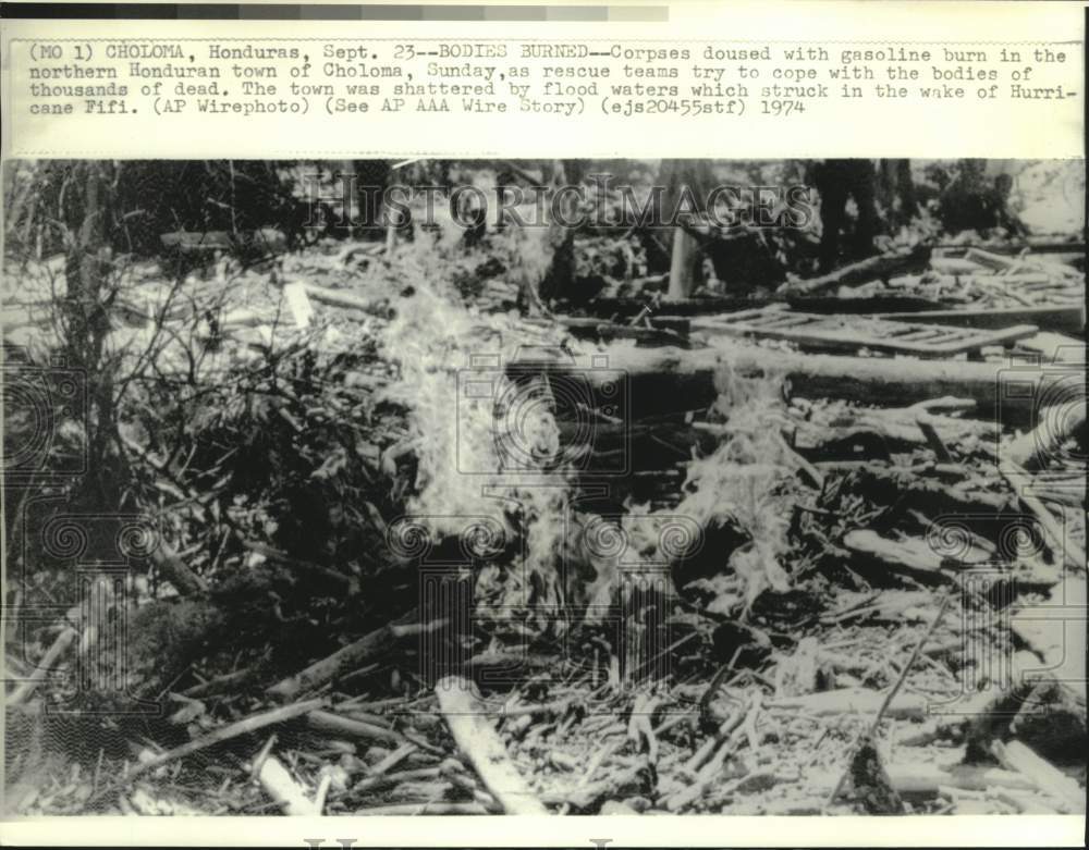 1974 Press Photo Hurricane Fifi victims are burned in Cholma - now11230