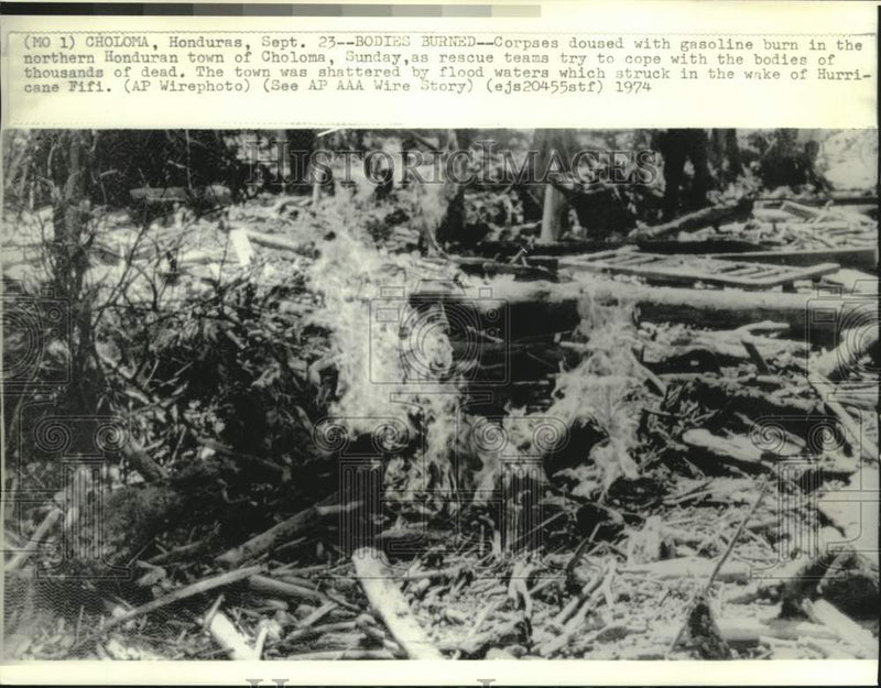 Load image into Gallery viewer, 1974 Press Photo Hurricane Fifi victims are burned in Cholma - now11230

