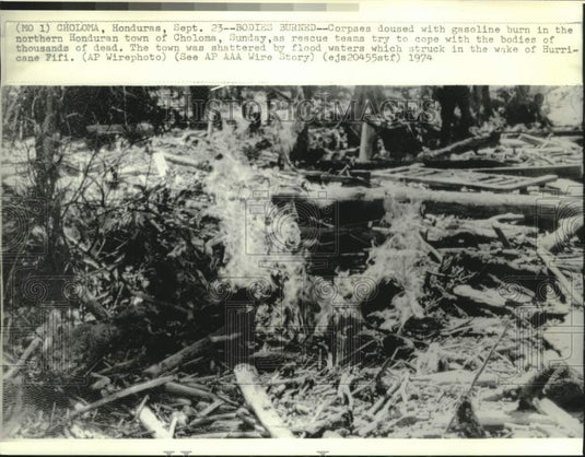 1974 Press Photo Hurricane Fifi victims are burned in Cholma - now11230