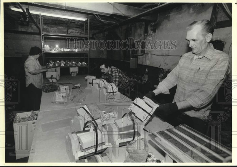 Load image into Gallery viewer, 1989 Press Photo Homeless employees Pete Shields and John Aragon in Colorado
