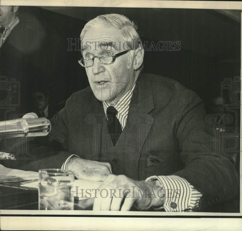 Load image into Gallery viewer, 1971 Press Photo Townsend Hoopes tells of Johnson administration fund transfer
