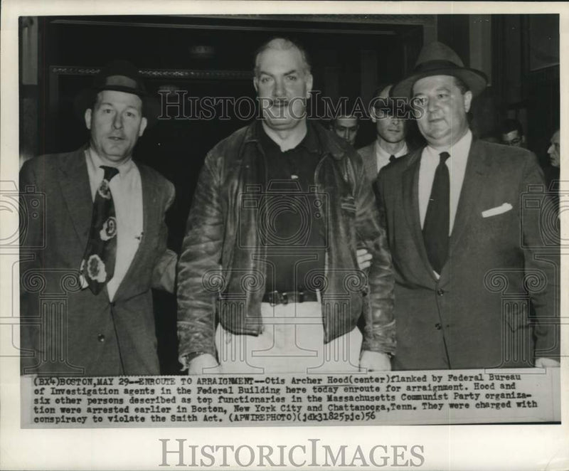 Load image into Gallery viewer, 1956 Press Photo Otis Archer Hood held by FBI agents at Boston Federal Building
