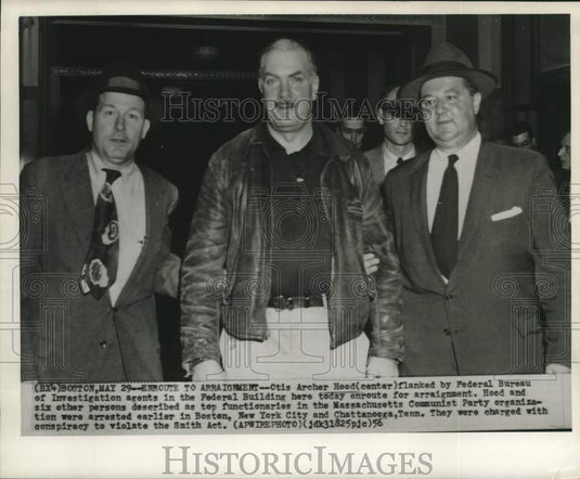 1956 Press Photo Otis Archer Hood held by FBI agents at Boston Federal Building