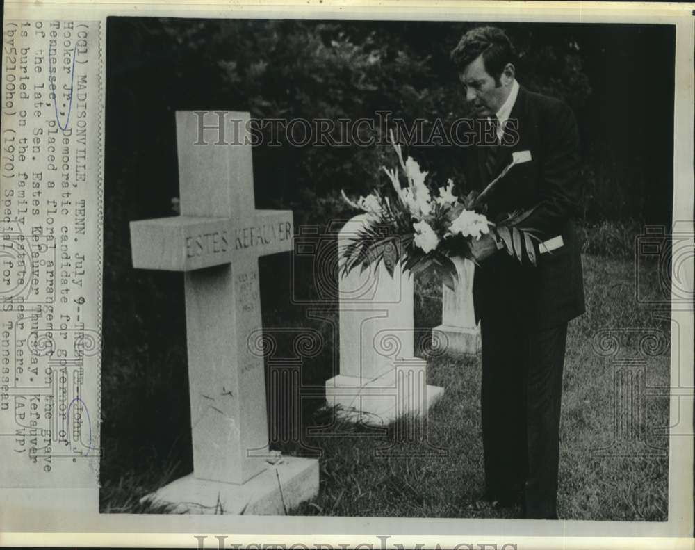 1970 Press Photo John Hooker placed flowers on grave of Estes Kefauver in TN