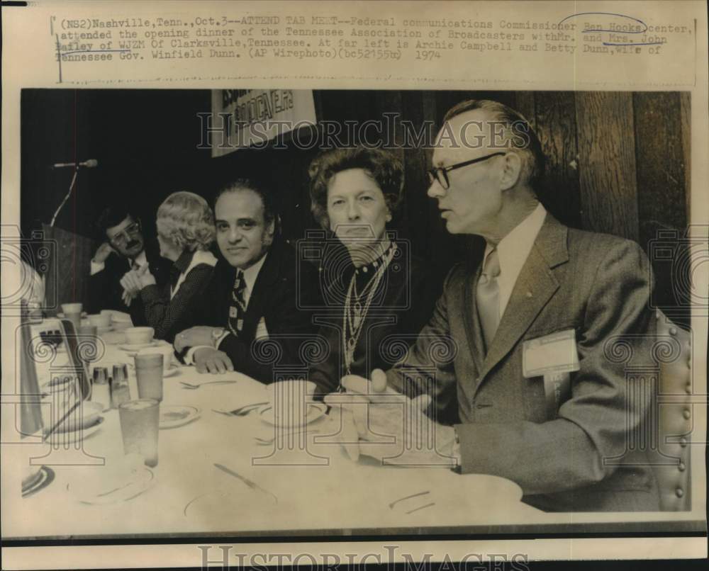 1974 Press Photo FCC Ben Hooks and others attend Tennessee Broadcasters dinner