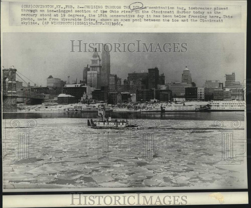 Load image into Gallery viewer, 1966 Press Photo Tug, icebreaker plows through ice-clogged Ohio River
