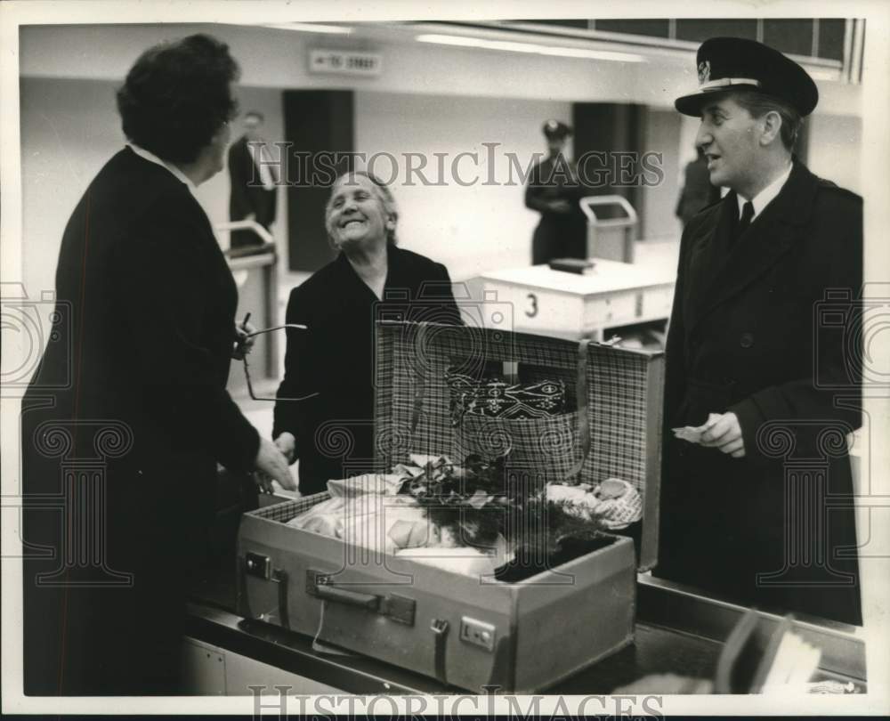 1960 Press Photo Greek woman immigrant with airport U.S. Custom workers