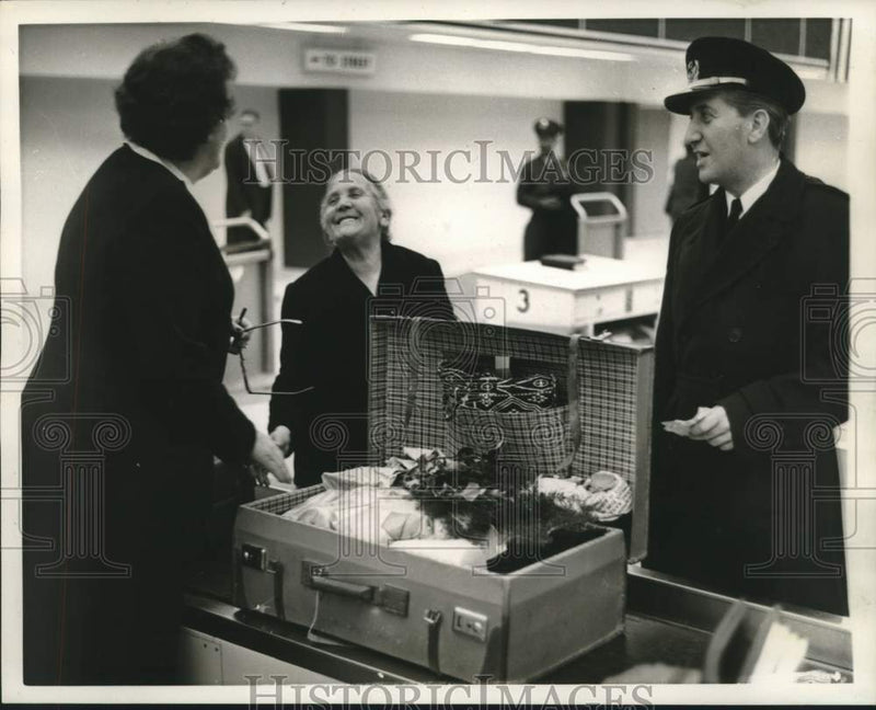Load image into Gallery viewer, 1960 Press Photo Greek woman immigrant with airport U.S. Custom workers
