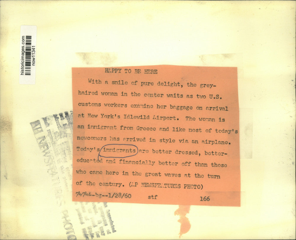 1960 Press Photo Greek woman immigrant with airport U.S. Custom workers