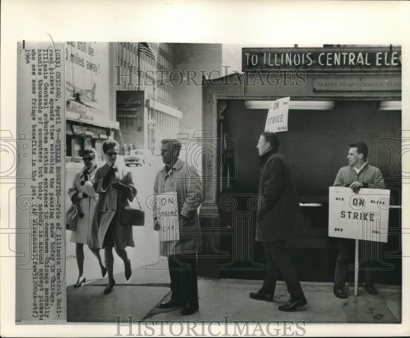 Load image into Gallery viewer, 1964 Press Photo Illinois Central Railroad pickets watch passing show in Chicago
