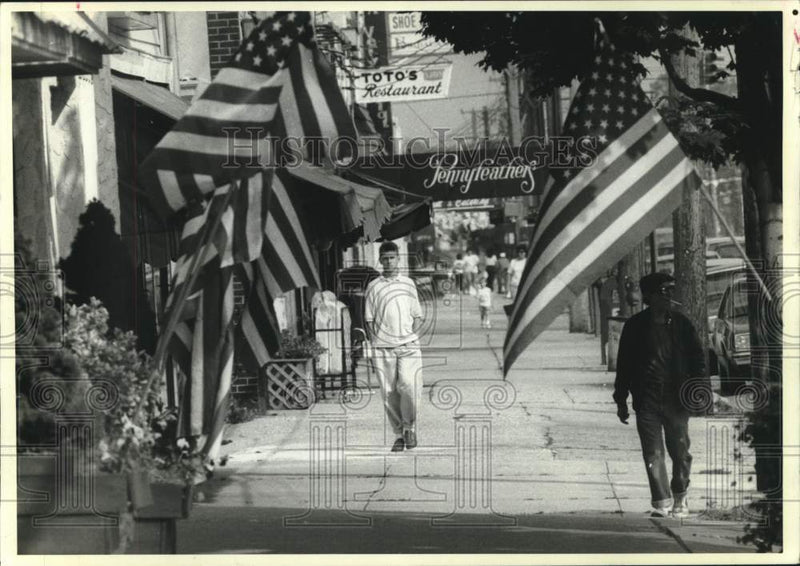 Load image into Gallery viewer, 1988 Press Photo American flags displayed on city street - now11360
