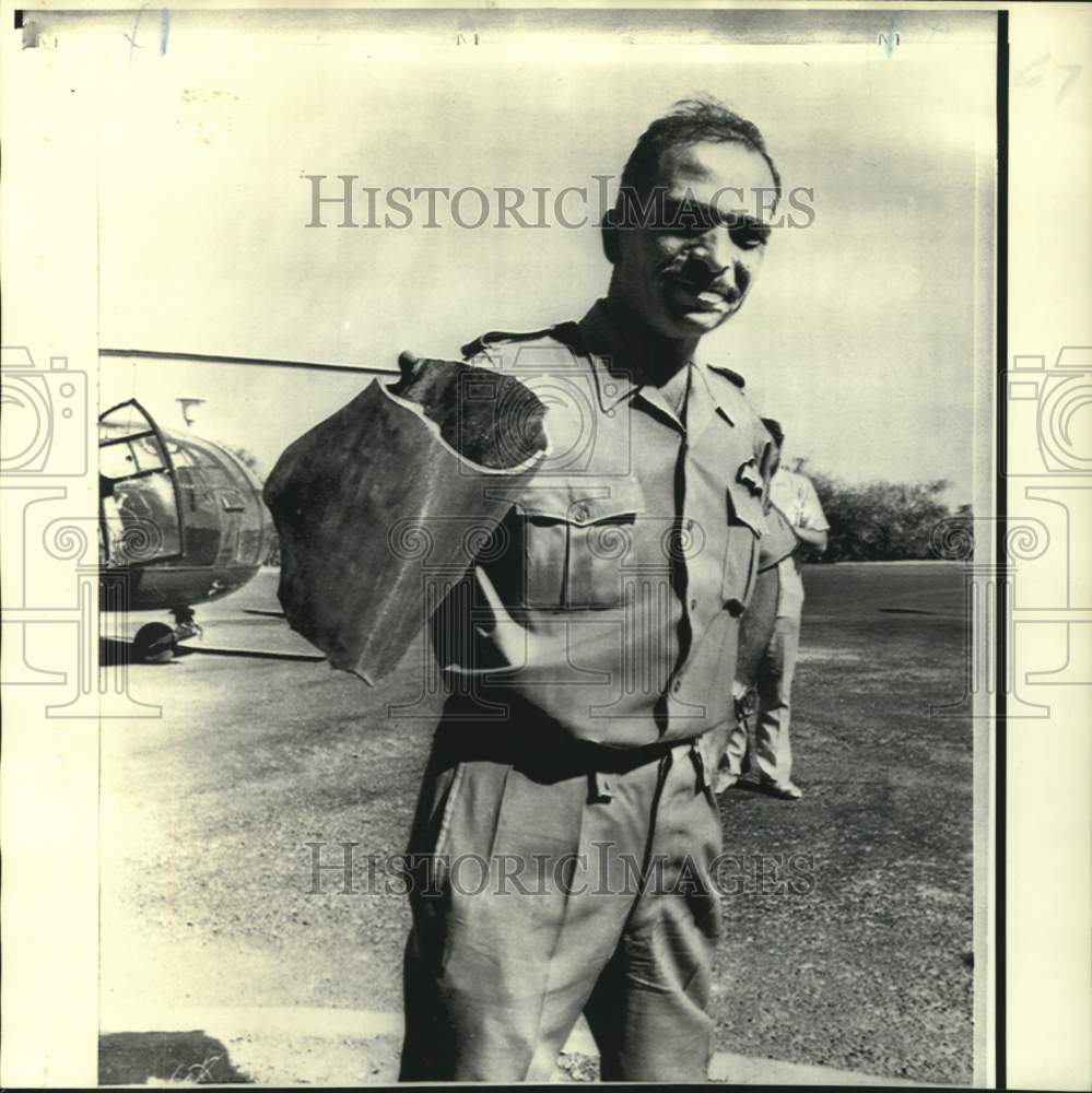 1970 Press Photo Jordan&#39;s King Hussein shows casing of rocket fired at Palace