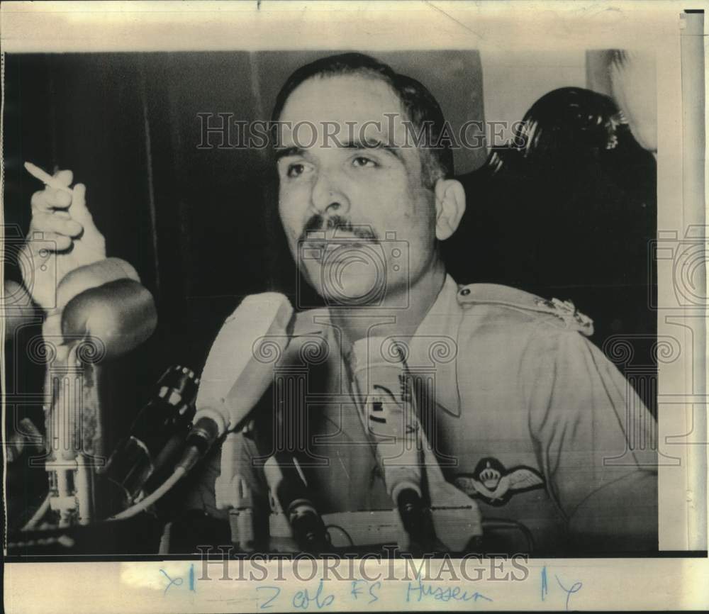 1970 Press Photo Jordan's King Hussein, tired and smoking heavily with press