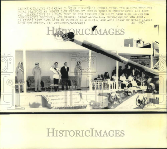 1974 Press Photo Jordan's King Hussein and others take salute at Army Day