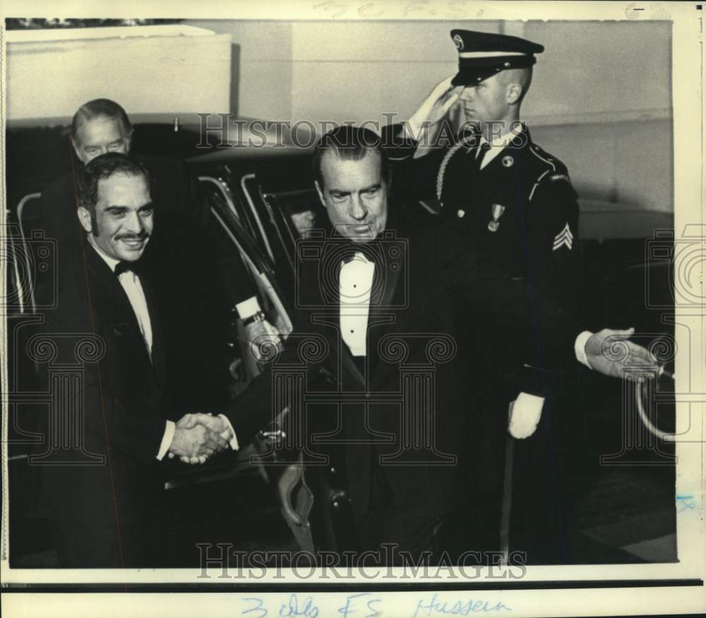 1972 Press Photo President Nixon escorts King Hussein to White House dinner.