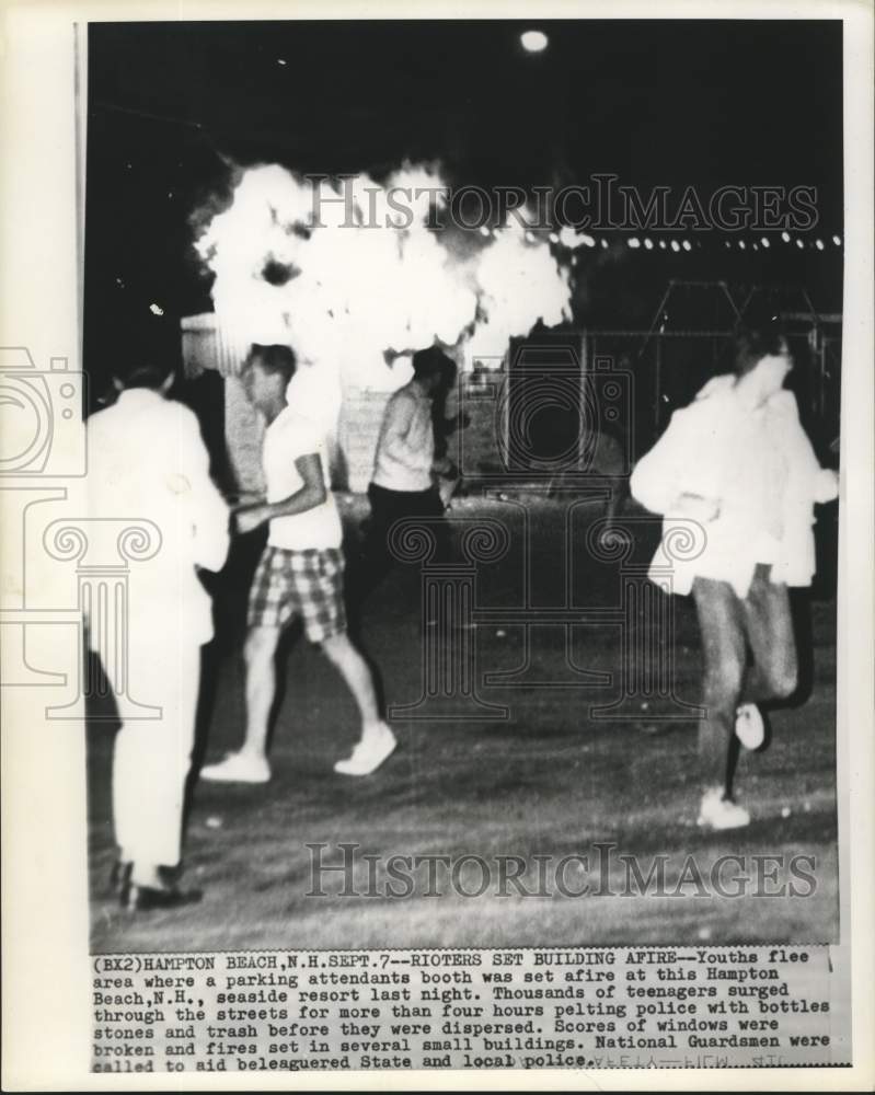 1964 Press Photo Hampton Beach, New Hampshire rioters set buildings afire.