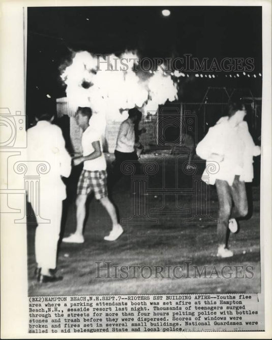1964 Press Photo Hampton Beach, New Hampshire rioters set buildings afire.