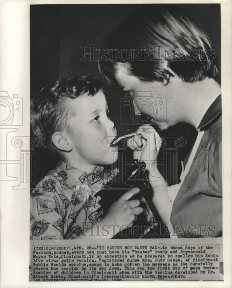 1960 Press Photo Wayne Tate takes Sabin polio vaccine from Judy Gense in Ohio
