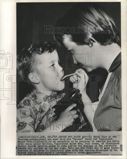 1960 Press Photo Wayne Tate takes Sabin polio vaccine from Judy Gense in Ohio