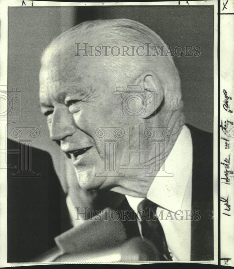 Load image into Gallery viewer, 1969 Press Photo FCC chairman Rosel Hyde at The House Commerce Committee hearing
