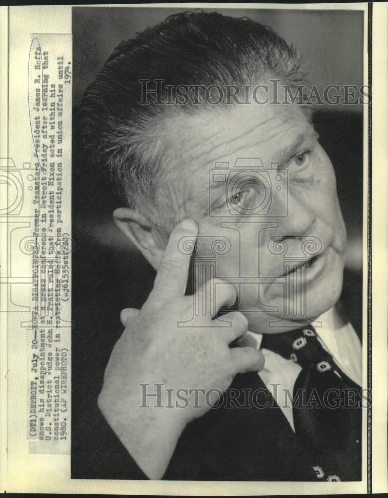 Load image into Gallery viewer, 1974 Press Photo Former Teamsters President Hoffa at Detroit press conference
