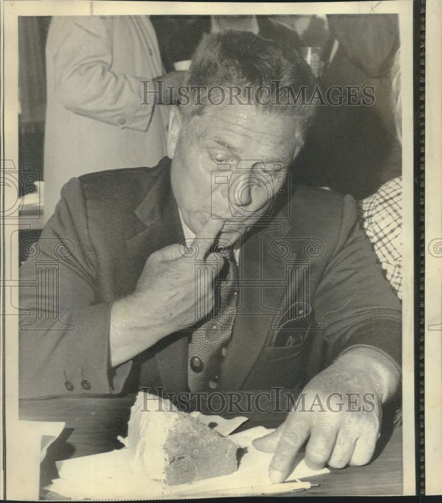 1974 Press Photo James R. Hoffa taste prison cake in Norfolk, Massachusetts