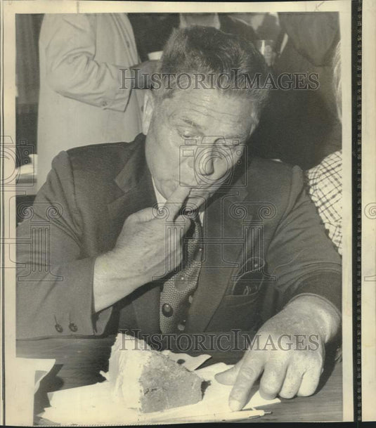 1974 Press Photo James R. Hoffa taste prison cake in Norfolk, Massachusetts
