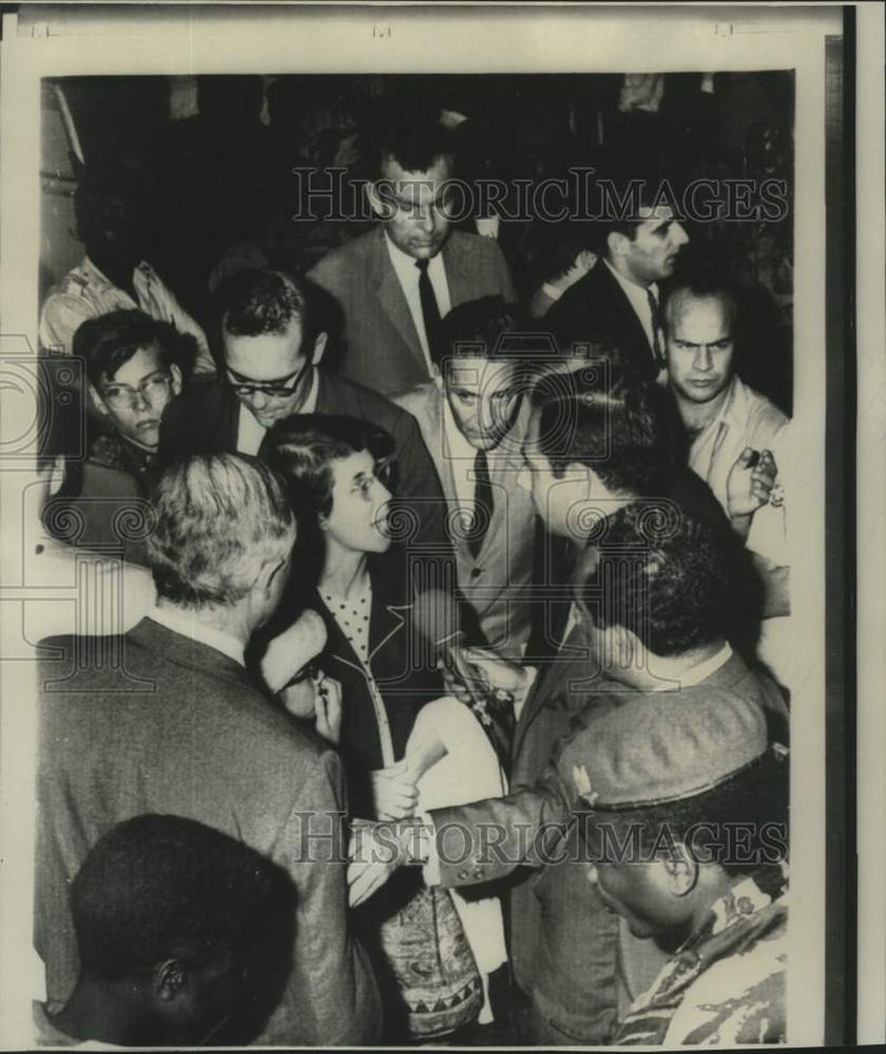 Load image into Gallery viewer, 1967 Press Photo Betsy Hobgood with newsmen in Kinshasa, Congo - now11733
