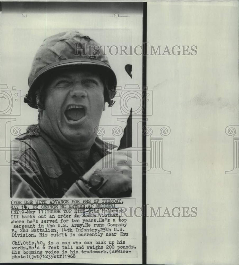 Load image into Gallery viewer, 1968 Press Photo Sgt. Otis Holbrook barks out orders in Chu Chi, Vietnam
