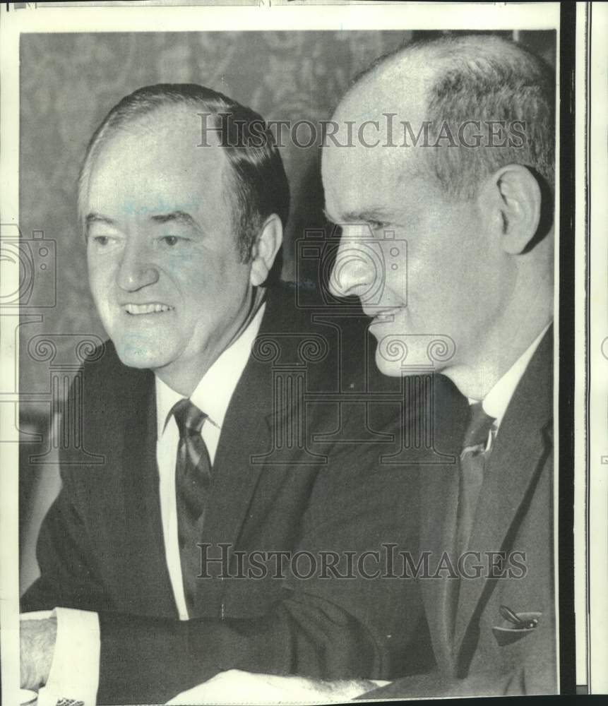 1969 Press Photo Former Vice-President Humphrey and Senator Proxmire chat