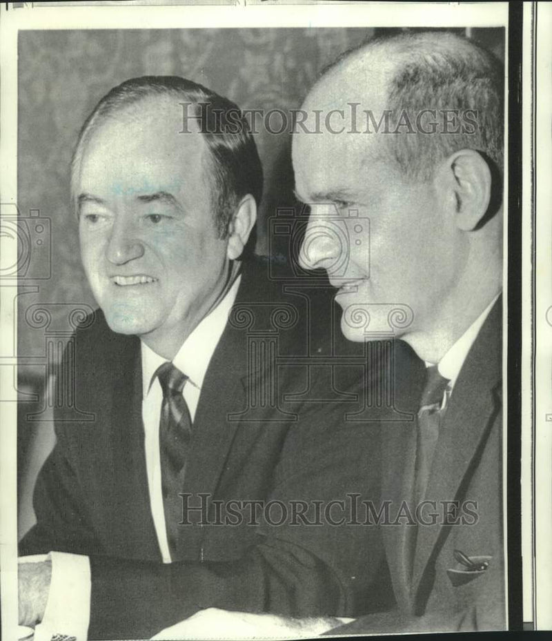 Load image into Gallery viewer, 1969 Press Photo Former Vice-President Humphrey and Senator Proxmire chat
