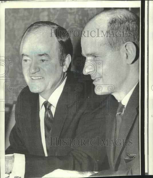 1969 Press Photo Former Vice-President Humphrey and Senator Proxmire chat
